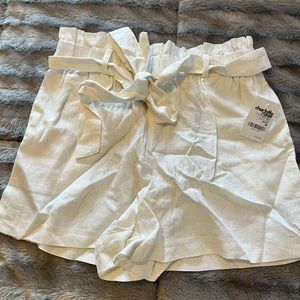 White linen paper bag shorts size M.